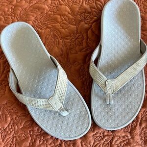 Women’s Cream flip flops with bling, size 10